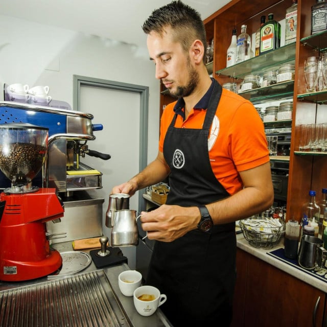 <p>Tomislav Stančić, jedan od suvlasnika caffe bara Mihovil, za legendarnim caffe aparatom iz kojeg&nbsp;su iscurile za mnoge nezaboravne kave&nbsp;</p>