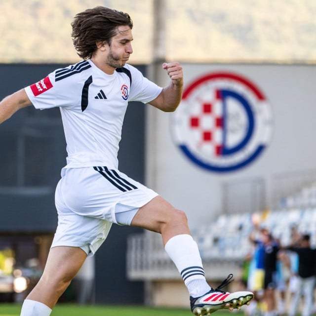 <p>Andrija Balić slavi vodeći pogodak</p>