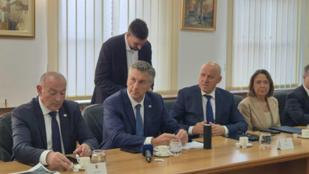 <p>Premijer i ministri na sastanku u Gospiću<br>
&nbsp;</p>