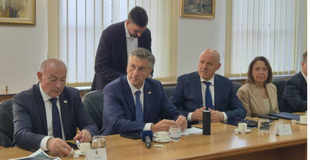 <p>Plenković i ministri na sastanku u Gospiću, svi s kavom i ča&scaron;om vode<br>
&nbsp;</p>