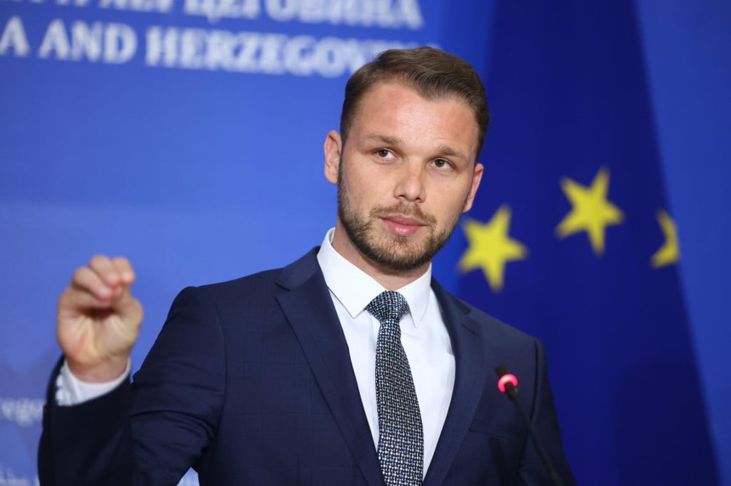 <p>Dra&scaron;ko Stanivuković&nbsp;poručio je kako bi dan pokopa trebao biti progla&scaron;en<!--TgQPHd|||[]-->&nbsp;danom žalosti u &lsquo;svim srpskim zemljama&lsquo;&nbsp;</p>