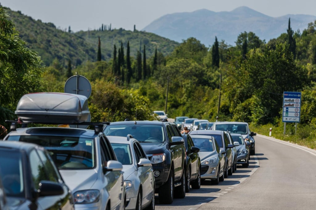 <p><br>
Na granicnom prijelazu Krasovici Debeli Brijeg prema Crnoj Gori svake je godine sve gora gužva, a stanovnici tog dijela Konavala ne mogu doći do svojih kuća<br>