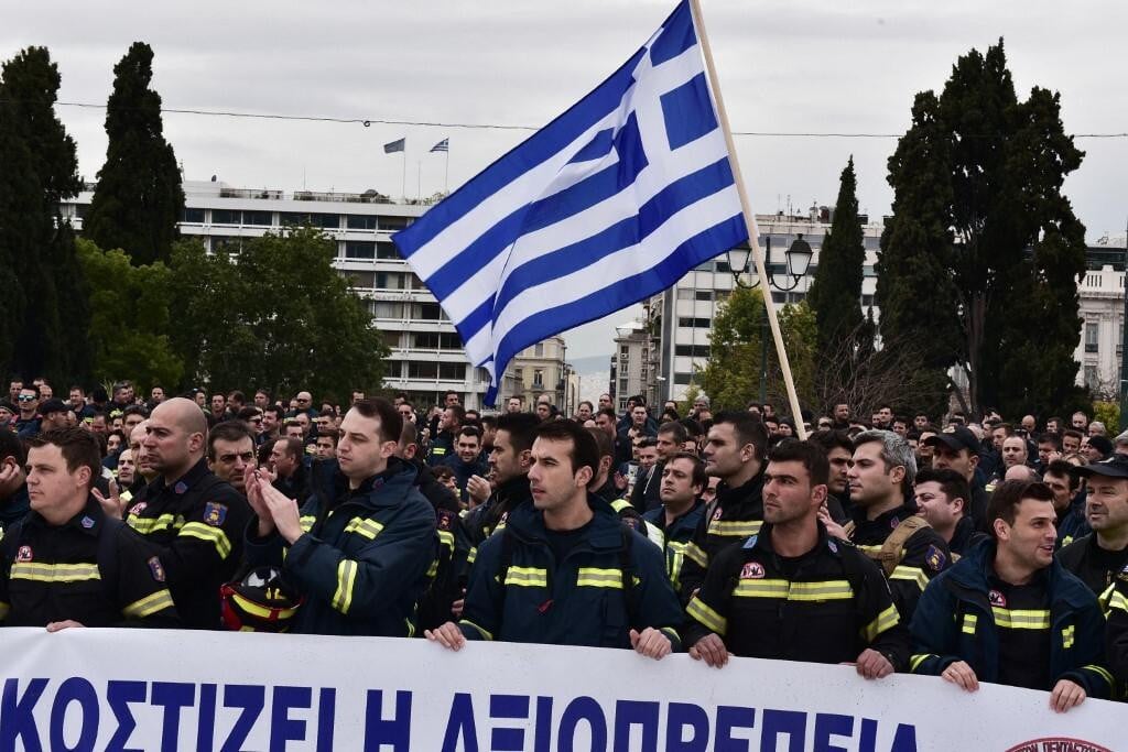 <p>Grčki vatrogasci odlučili su rje&scaron;enje potražiti na ulici, kao u ovom prosvjedu u Ateni u veljači 2017. godine&nbsp;</p>

<p>&nbsp;</p>

<p>&nbsp;</p>