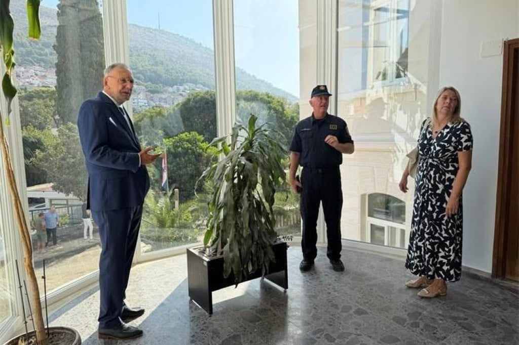 <p>Božinović obi&scaron;ao obnovljenu Vilu Palmu</p>