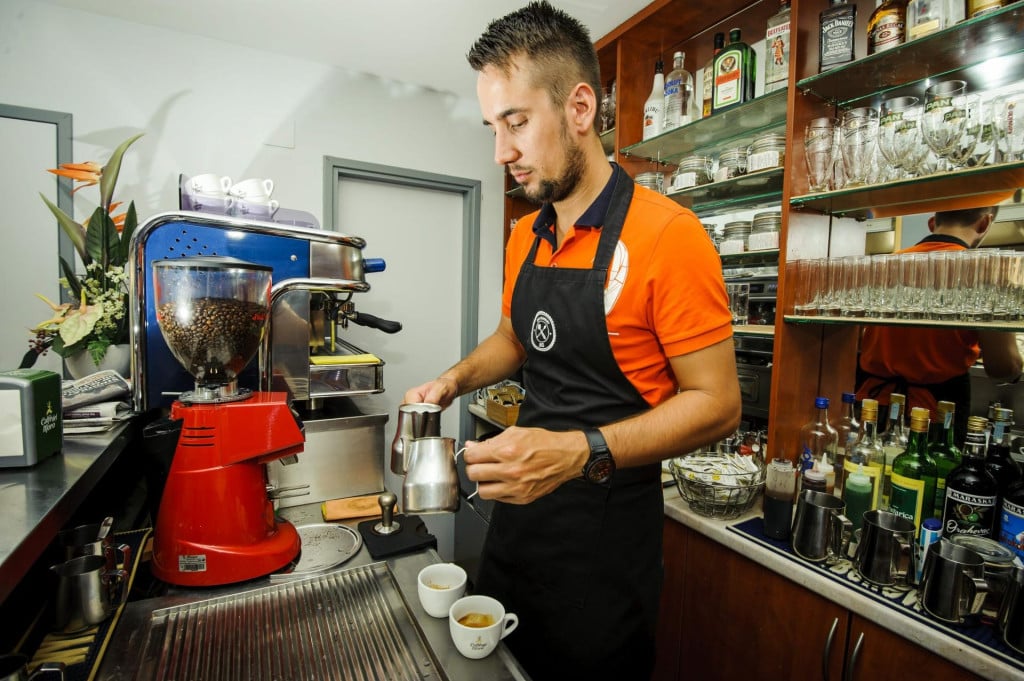 <p>Tomislav Stančić, jedan od suvlasnika caffe bara Mihovil, za legendarnim caffe aparatom iz kojega su iscurile za mnoge nezaboravne kave&nbsp;</p>
