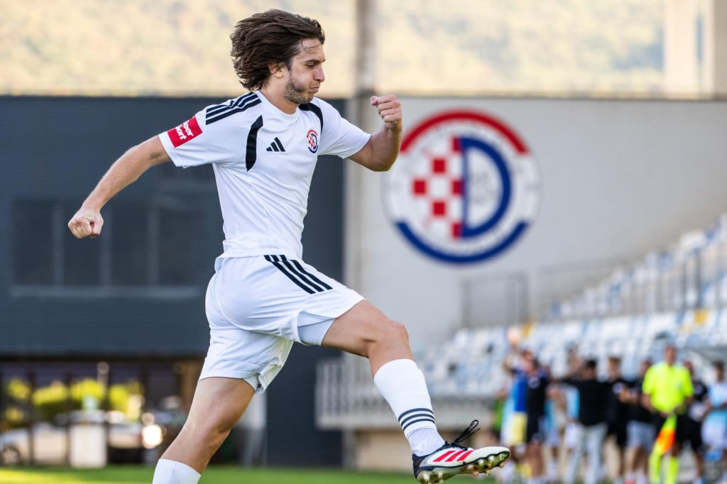 <p>Andrija Balić slavi vodeći pogodak</p>