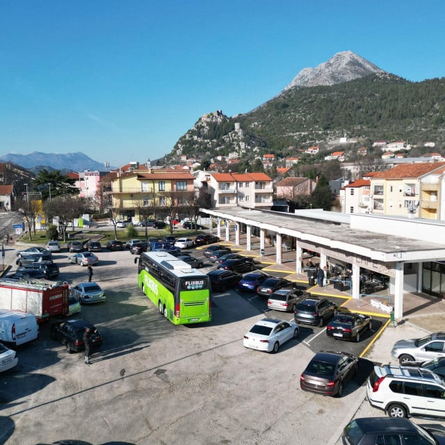 <p>Autobusni kolodvor&nbsp;u Vrgorcu s kojeg domaći odlaze, a strani radnici pristižu...</p>