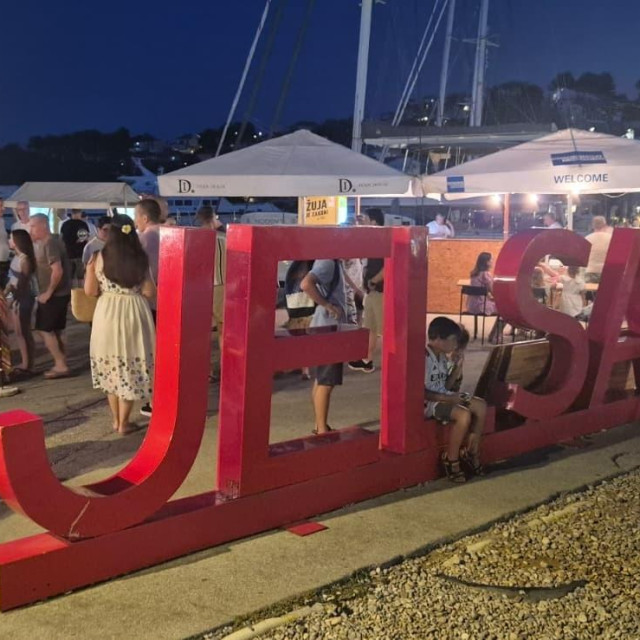 <p>Jelsa i Fe&scaron;ta vina</p>