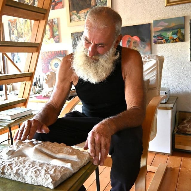 <p>Samouki kipar Ino Đelmić iz Baćine</p>