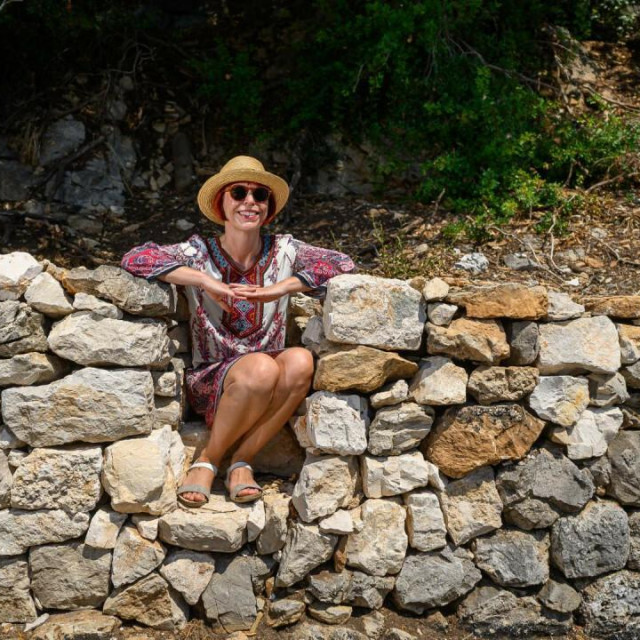 <p>Velinka Buljan iz udruge &lsquo;Mljetske koze&lsquo; čuva vje&scaron;tinu gradnje suhozida</p>