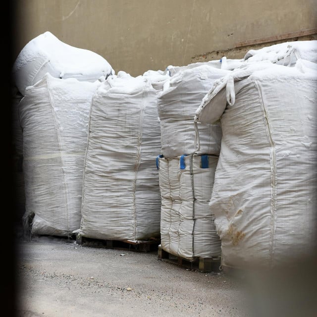 <p>Autori su analizirali popis od 1063 potencijalno opasne tvari i procijenili da bi ih uobičajenom analizom vode oko 843, odnosno 79 posto, moglo proći nezapaženo. Otpad u Gospiću</p>