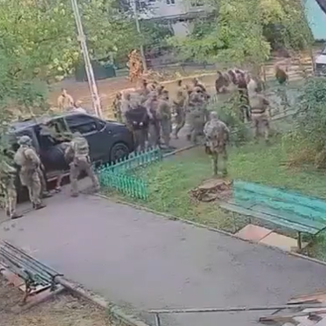 <p>Naguravanje koje je prethodilo pucnjavi između pripadnika dviju ukrajinskih postrojbi u Kijevu<br>
&nbsp;</p>