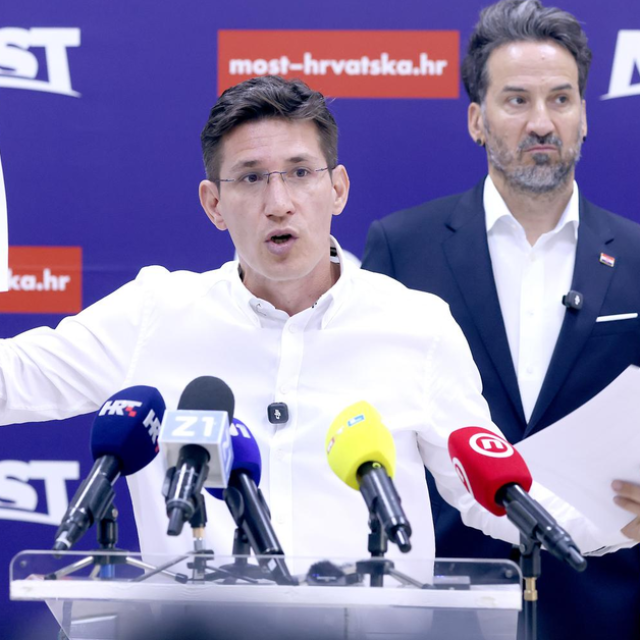 <p>Mostovci Zvonimir Troskot i Marin Miletić iznijeli su te&scaron;ke optužbe na račun premijera i Vlade&nbsp;zbog opasnog otpada</p>