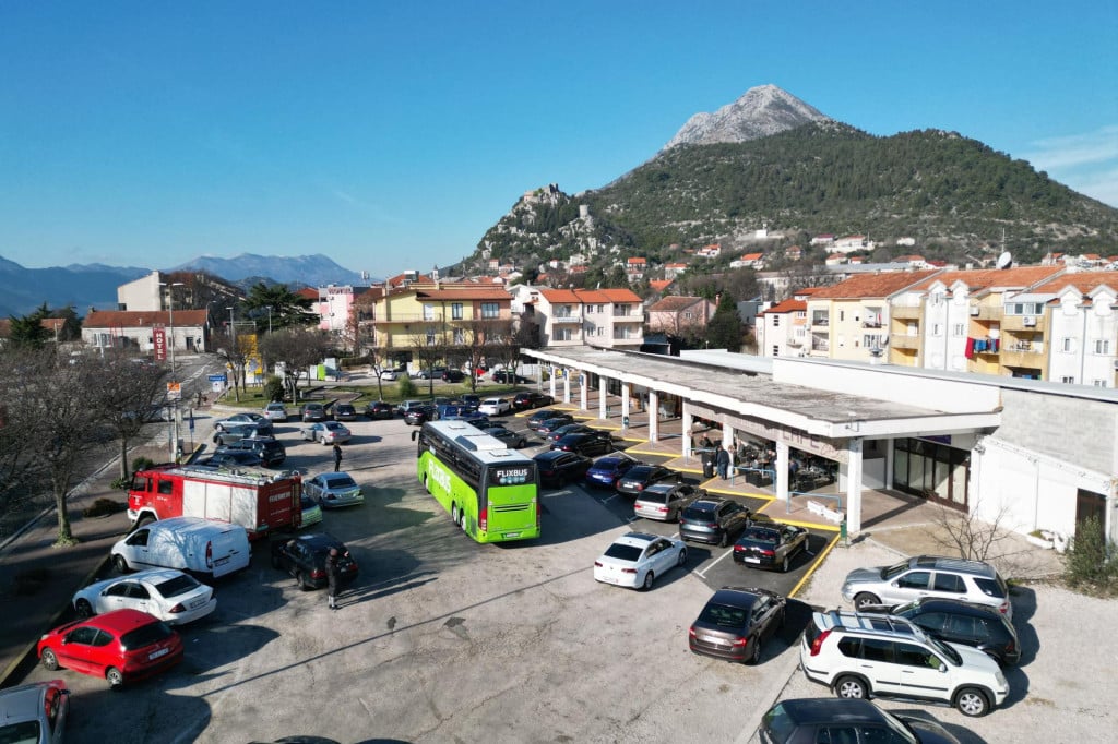 <p>Autobusni kolodvor&nbsp;u Vrgorcu s kojeg domaći odlaze, a strani radnici pristižu...</p>