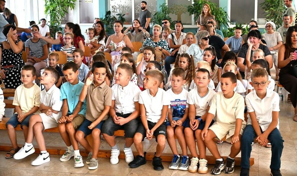 <p>Opuzenski prva&scaron;ići u&scaron;li u &scaron;kolske klupe</p>