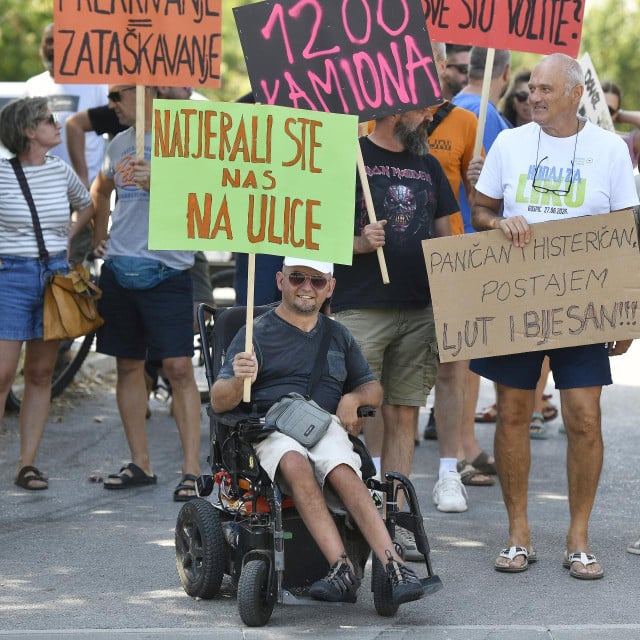 <p>Gospićani poručuju: Natjerali ste nas na ulice</p>