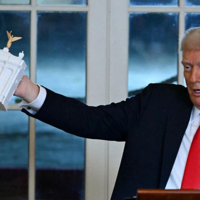 <p><font dir=&rdquo;auto&rdquo; style=&rdquo;vertical-align: inherit;&rdquo;><font dir=&rdquo;auto&rdquo; style=&rdquo;vertical-align: inherit;&rdquo;>&nbsp;Donald Trump, koji očajnički želi ostaviti svoj trag u arhitekturi američkoga glavnog grada, s maketom slavoluka&nbsp;</font></font></p>

<p>&nbsp;</p>

<p>&nbsp;</p>