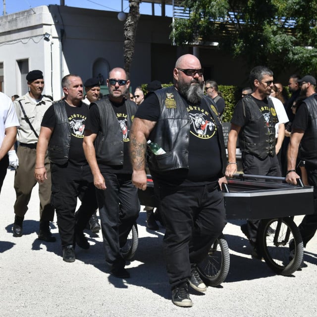 <p>Nekoliko stotina prijatelja, poznanika i članova bajkerskih klubova iz cijele Dalmacije okupilo se na Gradskom groblju u Zadru&nbsp;kako bi na posljednji počinak ispratili Zlatka Plazonjića, poznatog zadarskog ugostitelja i bajkera koji je tragično stradao u prometnoj nesreći 29. kolovoza kod Vodica</p>