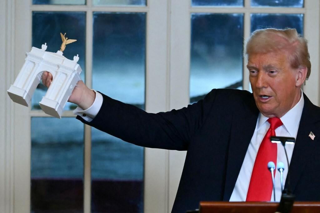<p>&nbsp;Donald Trump, koji očajnički želi ostaviti svoj trag u&nbsp;arhitekturi američkoga&nbsp;glavnoga&nbsp;grada, s maketom slavoluka&nbsp;</p>

<p>&nbsp;</p>

<p>&nbsp;</p>