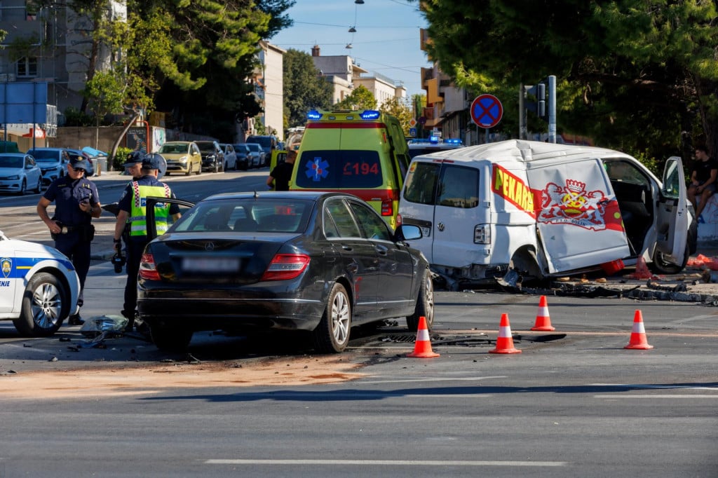 <p>Prometna nesreća na križanju ulica Zrinsko-Frankopanske i Hrvatske mornarice</p>
