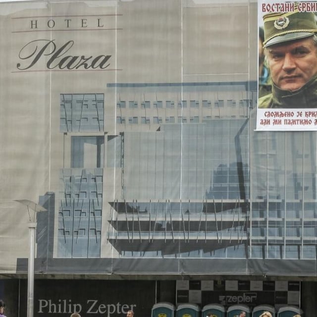<p>Plakat s Mladićevim likom (na ceradi hotela Plaza!!!!) s porukom: Slomljeno je krilo, ali mi pamtimo let</p>