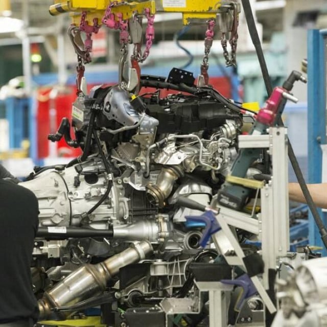 <p>Njemački industrijski radnici trebali bi raditi pet sati tjedno vi&scaron;e, i to za istu plaću, predlažu veliki poslodavci. Prizor iz Mercedesove tvornice&nbsp;</p>

<p>&nbsp;</p>

<p>&nbsp;</p>