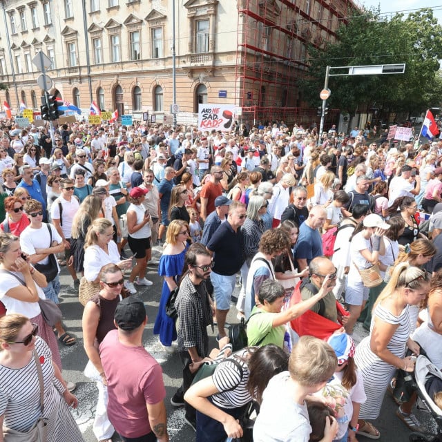 <p>Sudionici prosvjednog skupa &lsquo;Hodaj za Liku, hodaj za Hrvatsku&lsquo; u Zagrebu&nbsp;&nbsp;</p>