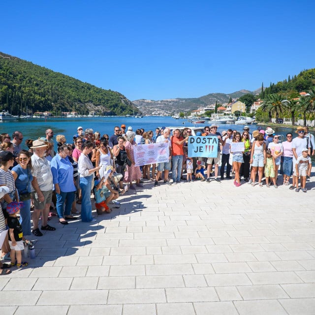 <p>Dubrovnik, 050926.<br>
Gradjani koji nisu bili u mogucnosti otputovati u Zagreb dali podrsku prosvjedu Hodaj za Liku, Hodaj za Hrvatsku prosvjedom pod nazivom Hodaj za Liku uz Omblu.<br>