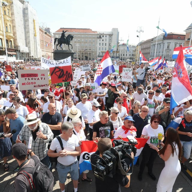 <p>Sudionici prosvjednog skupa &lsquo;Hodaj za Liku, hodaj za Hrvatsku&lsquo; u Zagrebu&nbsp;&nbsp;</p>