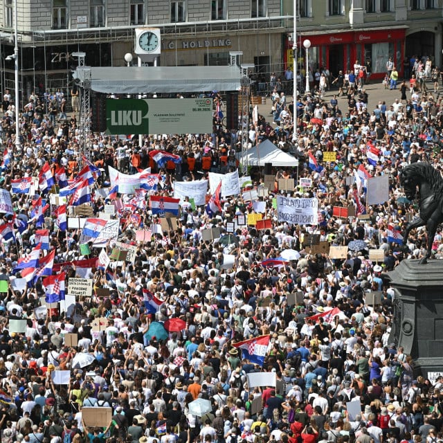 <p>Prosvjedni skup &lsquo;Hodaj za Liku, hodaj za Hrvatsku&lsquo; u Zagrebu&nbsp;&nbsp;</p>