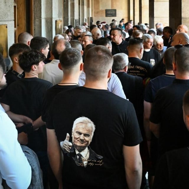 <p>Pred početak podnevne komemoracije ispred ulaza u zgradu je u dvije kolone bilo oko 150 ljudi koji su čekali da uđu, od kojih su neki nosili majice s likom Ratka Mladića, osuđenog ratnog zločinca</p>