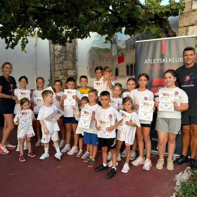 <p>Mali sudionici Ljetne &scaron;kole atletike s trenerima Anom Perović Alamat i Vedadom Đugumom</p>
