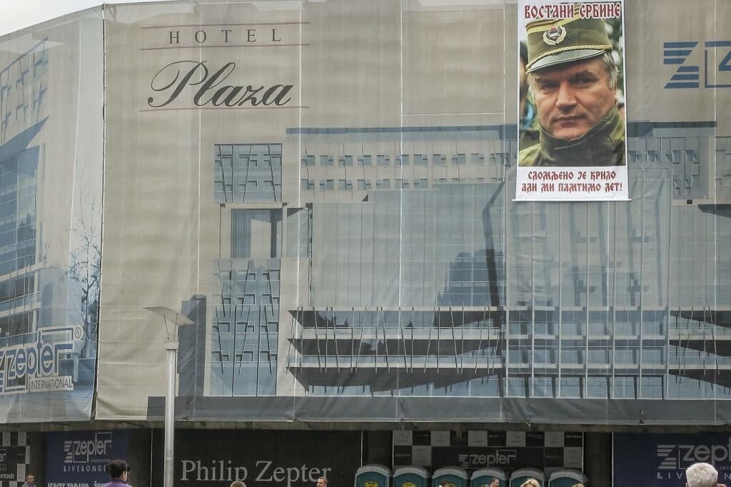 <p>Plakat s Mladićevim likom (na ceradi hotela Plaza!!!!) s porukom: Slomljeno je krilo, ali mi pamtimo let</p>