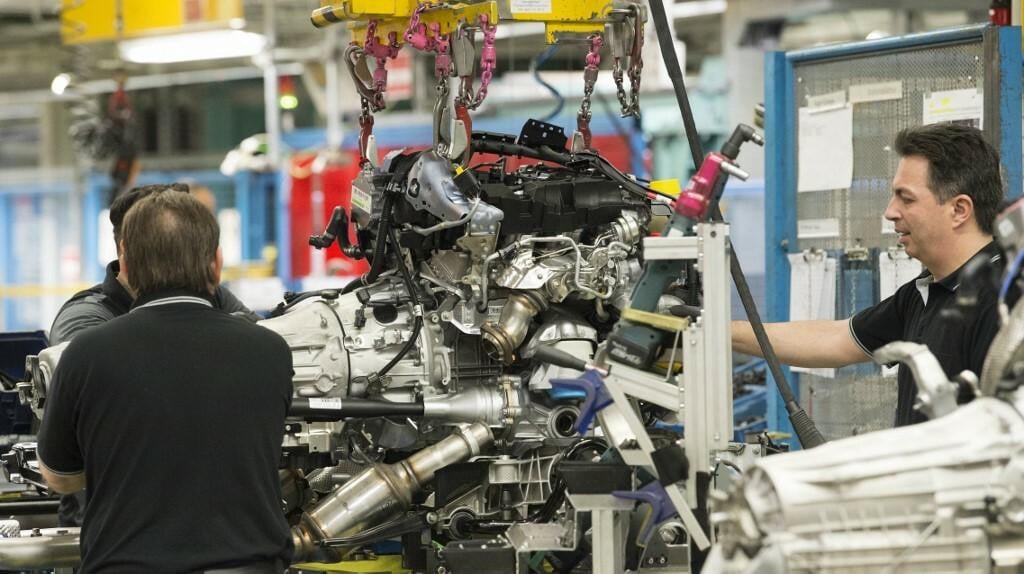 <p>&nbsp;Njemački industrijski radnici trebali bi raditi pet sati tjedno duže, a za istu plaću, predlažu veliki poslodavci. Prizor iz Mercedesove tvornice&nbsp;</p>

<p>&nbsp;</p>

<p>&nbsp;</p>