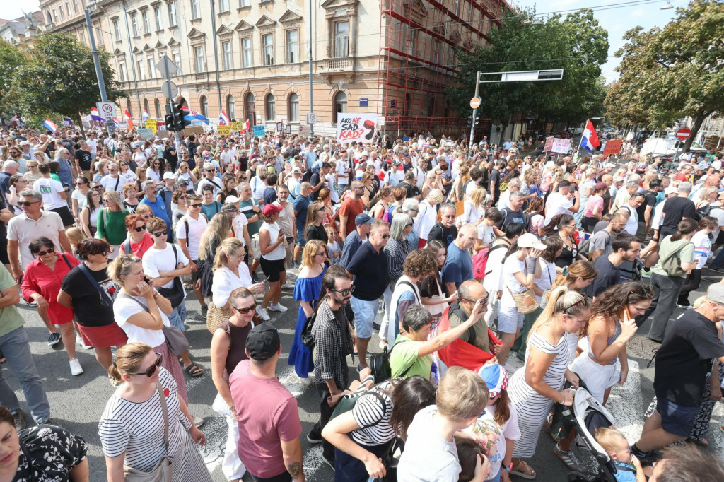 <p>Sudionici prosvjednog skupa &lsquo;Hodaj za Liku, hodaj za Hrvatsku&lsquo; u Zagrebu&nbsp;&nbsp;</p>
