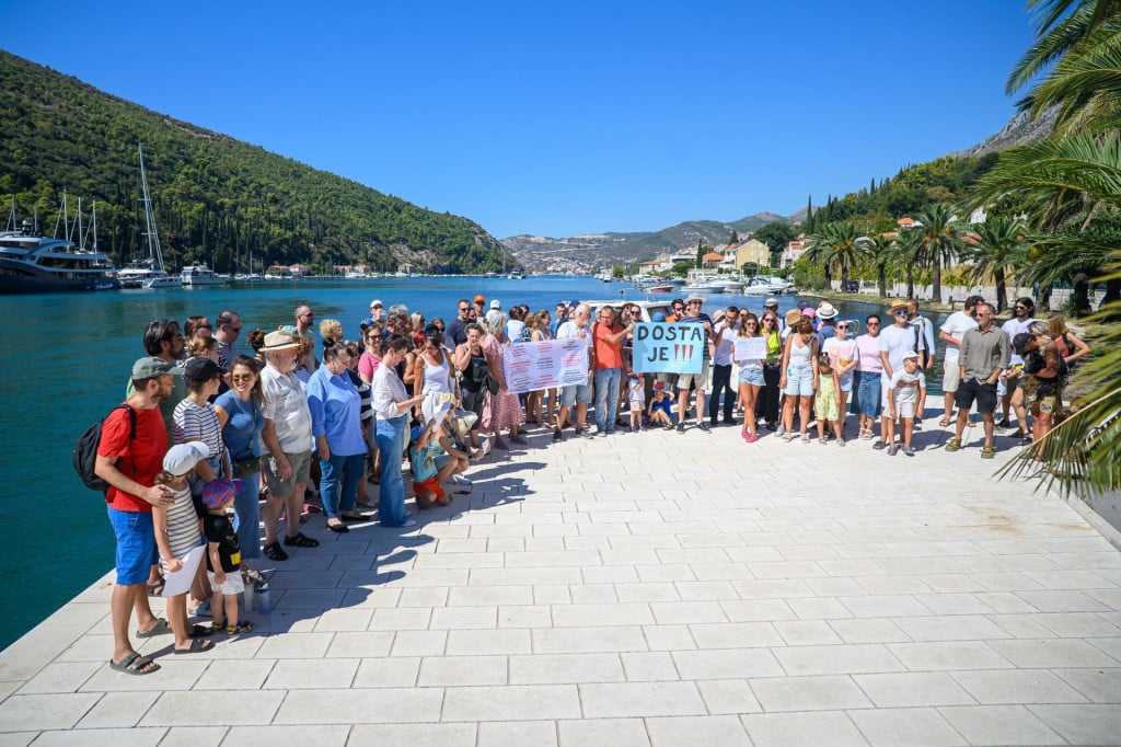 <p>Dubrovnik, 050926.<br>
Gradjani koji nisu bili u mogucnosti otputovati u Zagreb dali podrsku prosvjedu Hodaj za Liku, Hodaj za Hrvatsku prosvjedom pod nazivom Hodaj za Liku uz Omblu.<br>