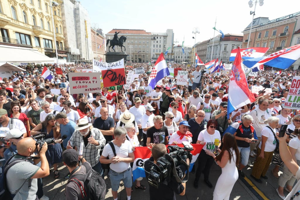 <p>Sudionici prosvjednog skupa &lsquo;Hodaj za Liku, hodaj za Hrvatsku&lsquo; u Zagrebu&nbsp;&nbsp;</p>