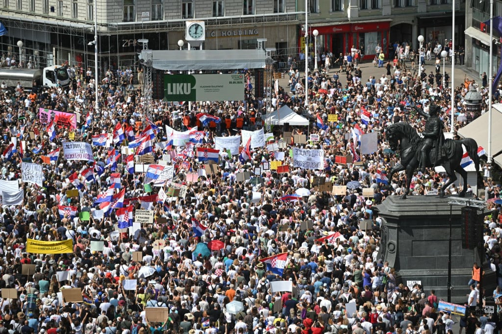 <p>Prosvjedni skup &lsquo;Hodaj za Liku, hodaj za Hrvatsku&lsquo; u Zagrebu&nbsp;&nbsp;</p>
