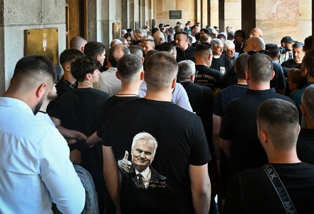 <p>Pred početak podnevne komemoracije ispred ulaza u zgradu je u dvije kolone bilo oko 150 ljudi koji su čekali da uđu, od kojih su neki nosili majice s likom Ratka Mladića, osuđenog ratnog zločinca</p>