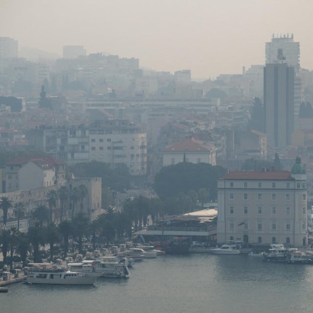<p>Grad i okolica prekriveni dimom, posljedicama velikog požara u Bosni i Hercegovini</p>