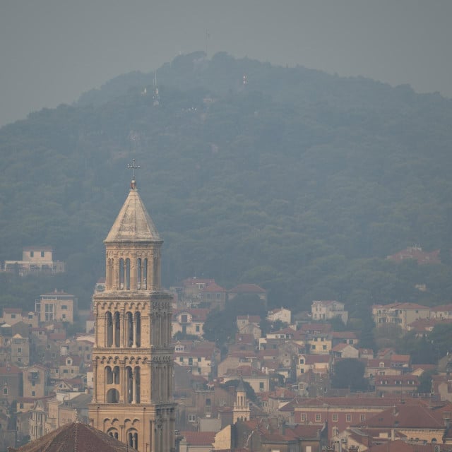 <p>Grad i okolica prekriveni dimom i paljevinom, posljedicama velikog pozara iz Bosne i Hercegovine</p>