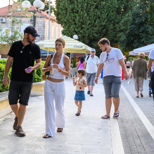 <p>Dubrovnk, 060926.<br>
Poslijepodnevna setnja Dubrovcana i njihovih gostiju uvalom Lapad.<br>