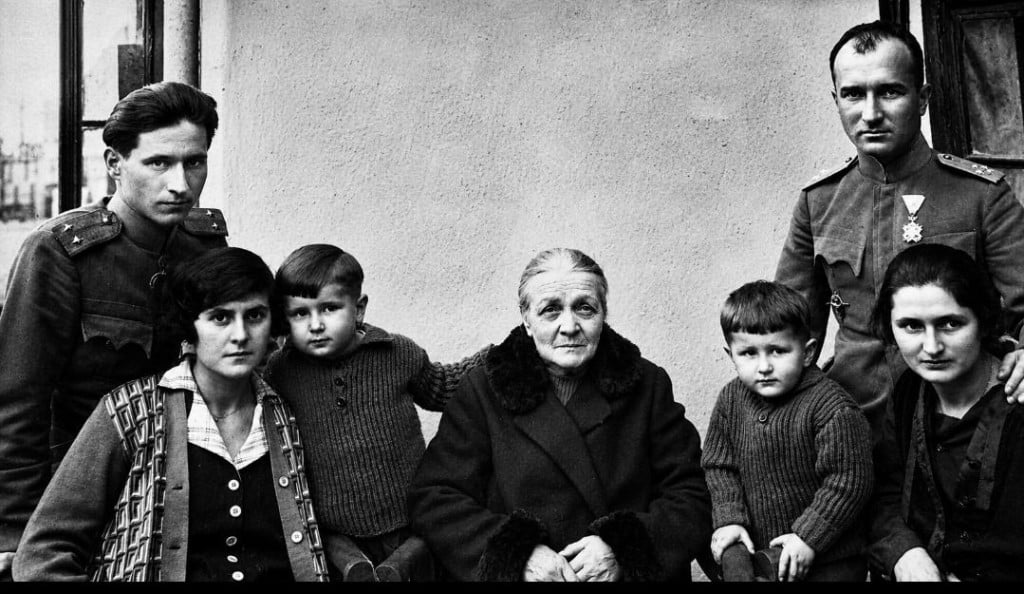 <p>Slijeva nadesno: Ilko i supruga Dragica, sin Časlav, baka<br>
Antonia, sin Zvonimir, Mato i supruga Nada. Fotografija je nastala u Metkoviću 12. studenoga 1926. godine</p>