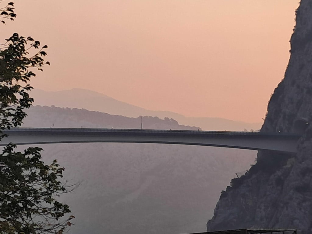 <p>Evo kako izgleda nebo nad Omi&scaron;om</p>
