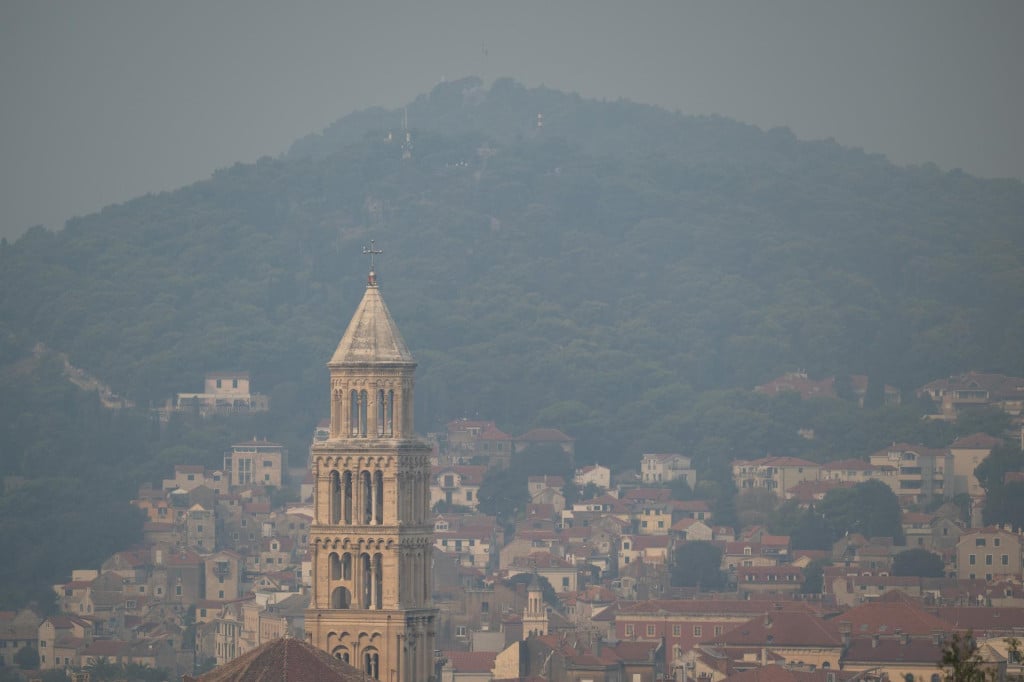 <p>Grad i okolica prekriveni dimom i paljevinom, posljedicama velikog pozara iz Bosne i Hercegovine</p>