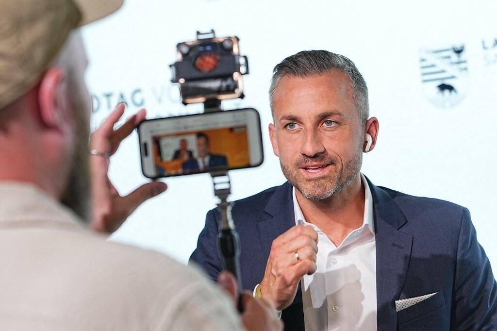 <p>&nbsp;Ulrich Siegmund ima razloga za slavlje, krajnje desna Alternativa za Njemačku (AfD) pobijedila je sa čak 44,5 posto glasova&nbsp;u istočnonjemačkoj saveznoj pokrajini Saska-Anhalt</p>