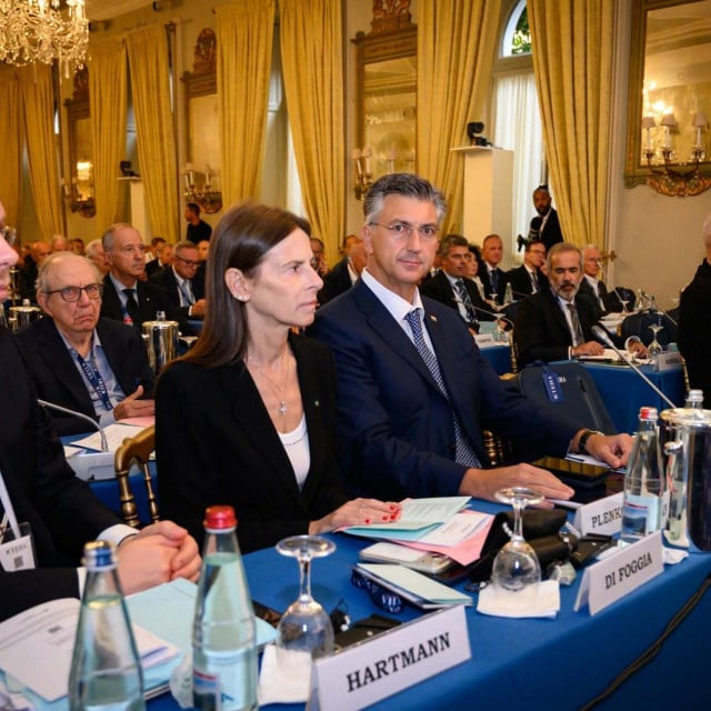 <p>Obratite pozornost na fotografiju koju je Plenković poslao s Cernobbio Foruma. Kako on čvrsto zuri u objektiv fotoaparata, kako se trudi djelovati ozbiljno, čini se kao neki glupi ujak koji nikome nije drag, kojeg su na vjenčanju smjestili za dječji stol u kutu dvorane pa se sad ljuti da ne čuje zdravicu&nbsp;</p>