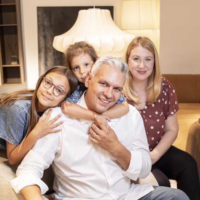 <p>Zagreb, 160725.<br>
Novinar RTL Direkta Ivan Skorin snimljen s obitelji u salonu Bo Concept.<br>