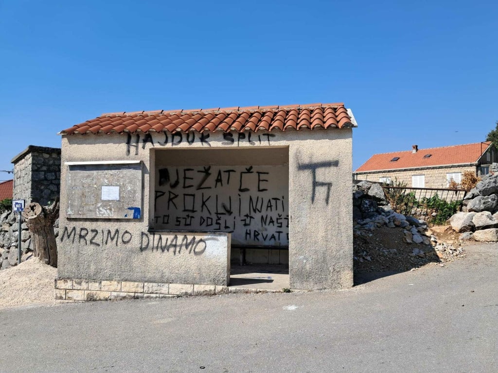 <p>Grafiti na autobusnoj čekaonici na Osojniku</p>