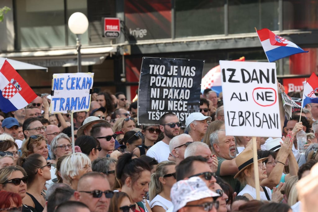 <p>Da bismo saznali da Ličani uopće vole Liku ili da Hrvati vole Republiku Hrvatsku, onda oni jasno i glasno trebaju reći tko to njihovu ljubav i tko to njihovu domovinu ugrožava, kaže Vučetić&nbsp;</p>